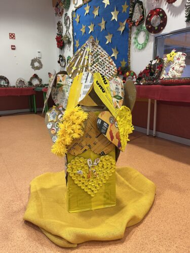 Árvore Amarela colocada na entrada principal do Centro escolar