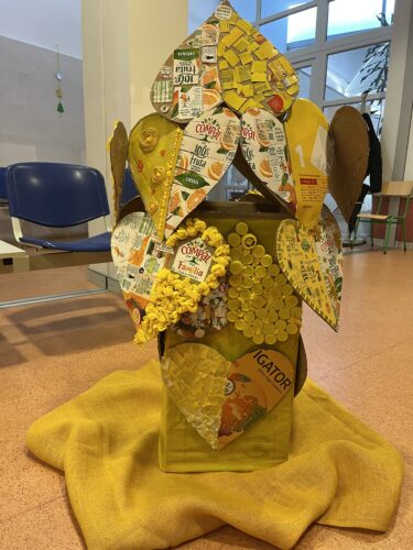 Árvore Amarela colocada na entrada principal do Centro escolar