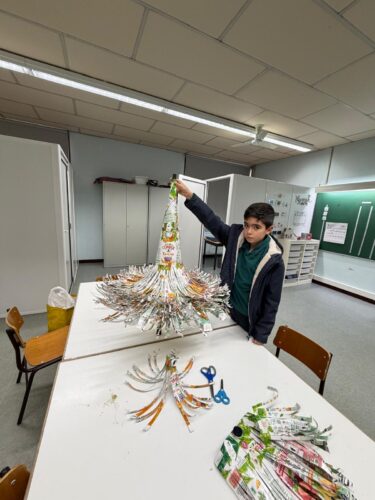 Montagem da árvore com os pacotes da compal.