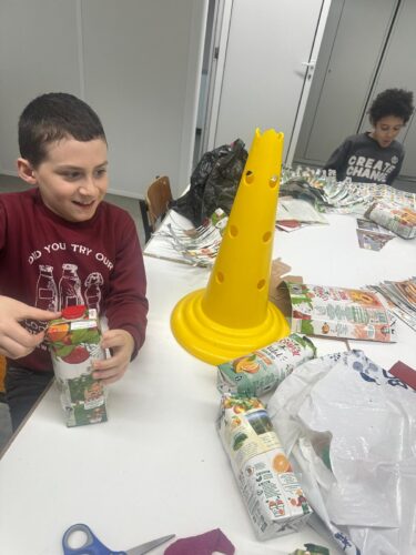 Construção e montagem da árvore tendo por base um cone. Material utilizado para a aula de educação física.