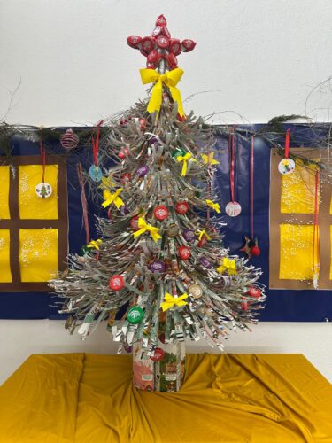 A magia do Natal Amarelo<br/>A árvore encontra-se no polivalente da escola.