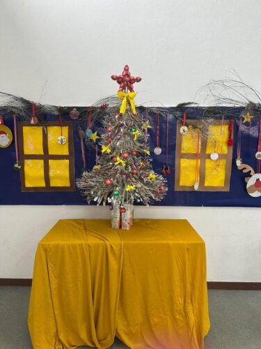 A magia do Natal Amarelo<br/>A árvore encontra-se no polivalente da escola sendo um espaço de passagem obrigatória na escola e estando visível para toda a comunidade.