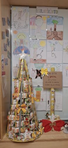 Árvore de Natal exposta no cantinho dedicado aos trabalhos da ECO-ESCOLAS