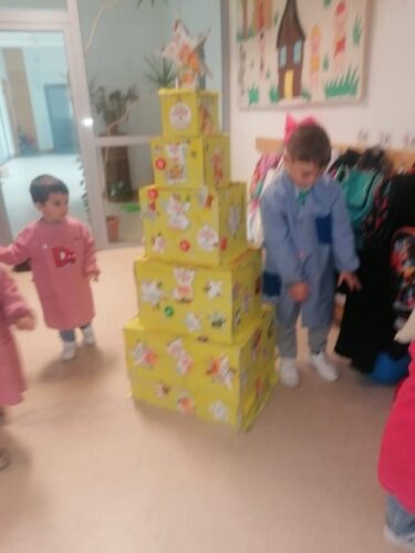 A árvore de Natal no recreio da escola.