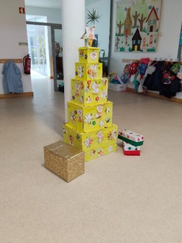 Trabalho pronto no espaço escolar.