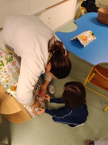 Trabalho de uma aluna com o apoio da assistente operacional.