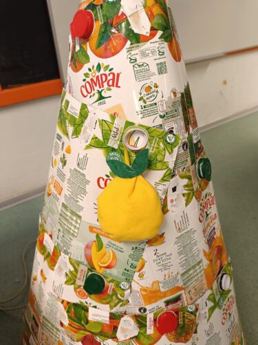 Foto tirada durante o processo, onde se evidenciam os símbolos da Tetra Pak e da Compal.