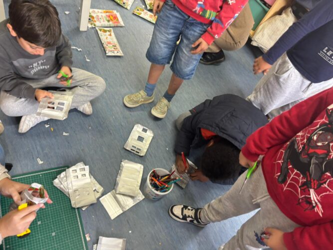 Janelas decorativas - janelas decorativas criadas com o interior dos pacotes pequenos dos sumos da Compal.