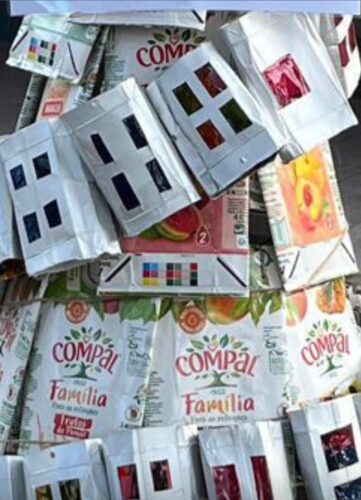 Símbolos Compal E Tetra Pak - A utilização dos símbolos da Compal e Tetra Pak estão visíveis em todas as embalagens que foram colocadas na estrutura da árvore de Natal.