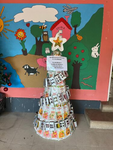 Árvore à entrada da escola - A árvore amarela a embelezar a entrada da escola como símbolo da época natalícia.