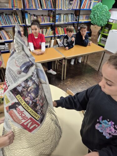 Construção da estrutura árvore com arame.