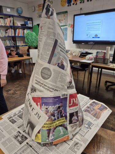 Forrar o arame com jornais.