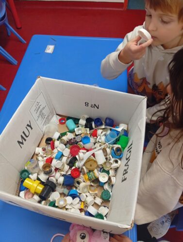 Escolha de tampinhas amarelas para decoração