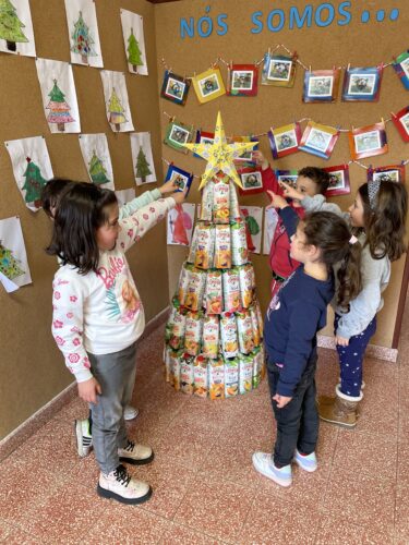 A Árvore finalizada e exposta no hall de entrada do Jardim de Infância de Carriço.