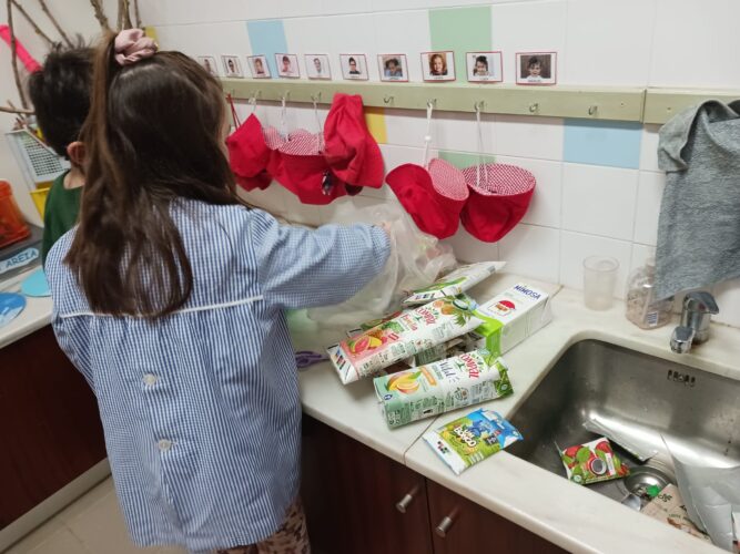 Envolvimento e participação das crianças no processo de seleção e limpeza das embalagens.