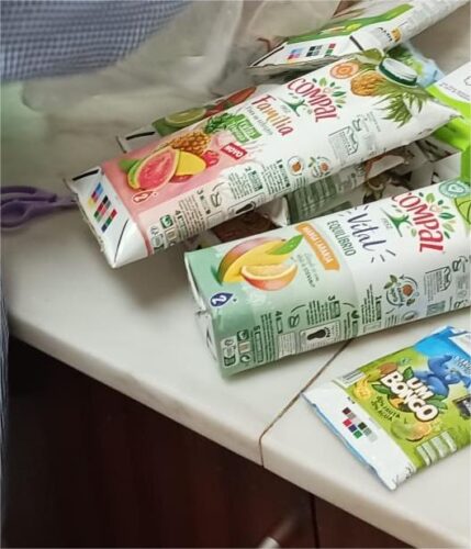 As famílias abraçaram o desafio " Natal Amarelo 2025" e entregaram as embalagens Tetra Pak e Compal necessárias para a construção da Árvore de Natal.