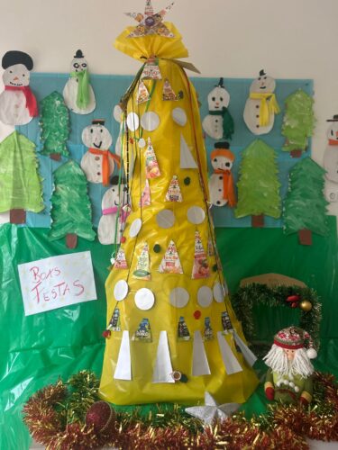 Árvore de Natal construída em articulação com a família, que se mostrou sensível e desperta para a importância da reciclagem e da reutilização de materiais.