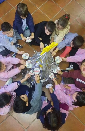 A nossa árvore amarela terminou, quando colocámos as bolas! <br/>Ficaram todos a pensar: Vai para o Eco-escolas!