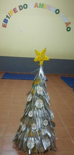 Tetra Pak e Compal de mãos dadas e a ensinar.<br/>Embalagens são para no eco ponto amarelo deitar!