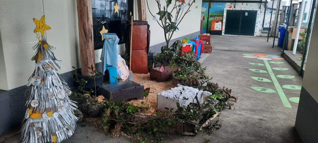 Na porta da nossa escola ficou a Árvore Amarela!<br/>Maria, José e o menino, uma cena tão singela!