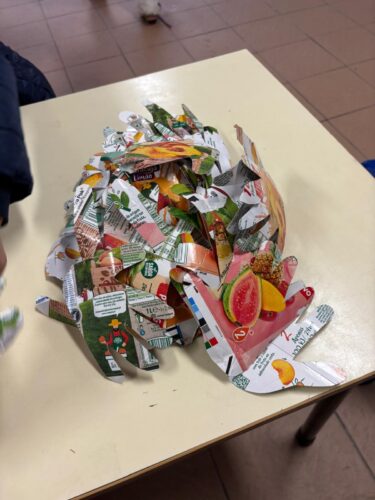 Conjunto de várias mãos recortadas que vão servir para decorar a árvore.