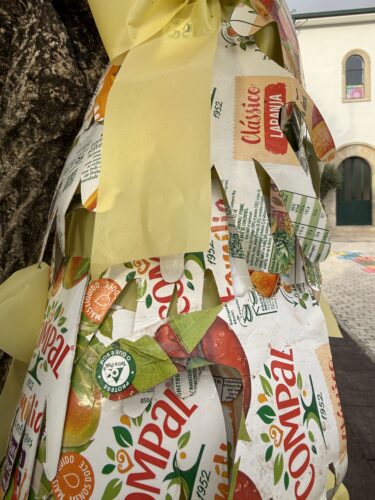 Parte da árvore cujo material usado foram embalagens tetra pack da Compal.