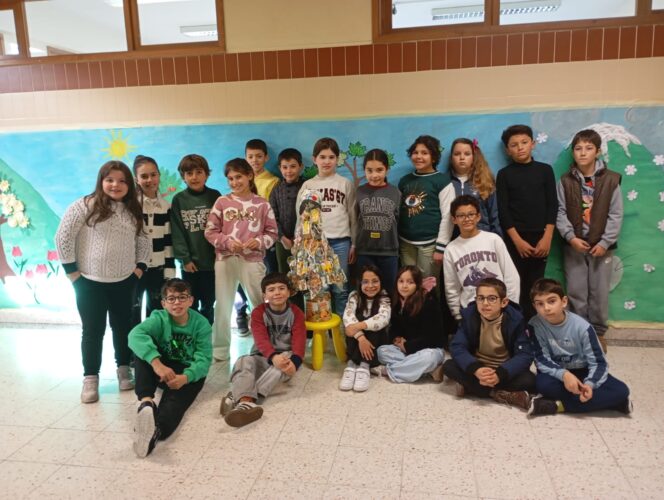 Árvore de Natal Amarelo no espaço escolar, com o respetivo grupo de trabalho.