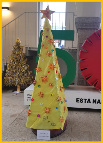 Arvore acabada, numa exposição com árvores de outras escolas e instituições da cidade.