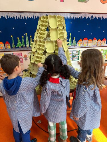 A estrutura da árvore foi feita com recurso a caixas de ovos tanto pela cor como pelo material, um material de desperdício.