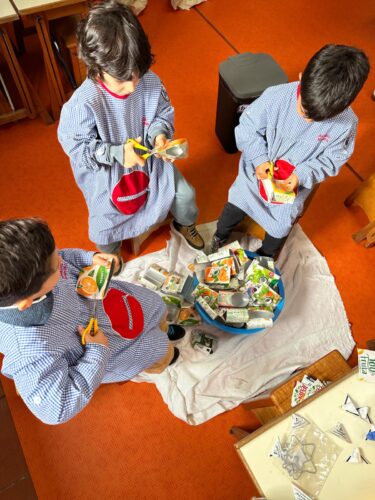 Os alunos recortaram as embalagens e os símbolo da Tetra Pak e da Compal, para fazerem os efeites da árvore e de acordo com o regumaneto do concurso.