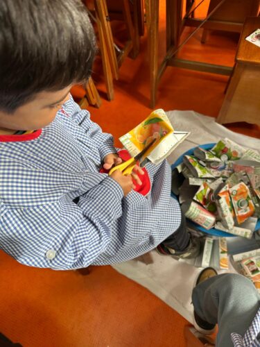 Recorte das embalagens para construir as decorações da Árvore de natal