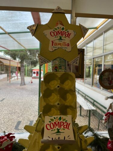 A estrela da árvore de Natal Amarela assim como as restantes decorações foram feitas de forma a evidênciar a marca Compal e Tetra Pak