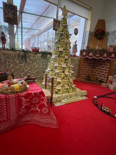 A árvore de Natal amarela foi colocada no Hall da entrada principal do Jardim-Escola, localizado à frente da secretaria. É um local de passagem dos alunos e onde há habitualmente exposições e decorações temáticas.