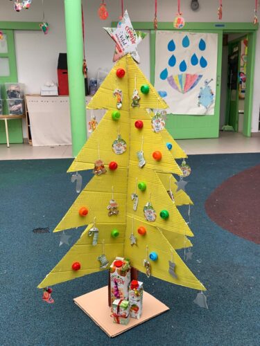 A Árvore de Natal do JI Dr. João dos Santos foi elaborada de forma ecológica, recorrendo a cartão reciclado para a sua estrutura, uma caixa pintada como suporte e tampas de fruta da Compal como ornamentos. As crianças participaram na criação e decoração, 