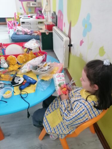 As crianças foram colaborando em contexto de sala, uma vez que as atividades a realizar foram divididas por sala: anjos, bolas, duendes...