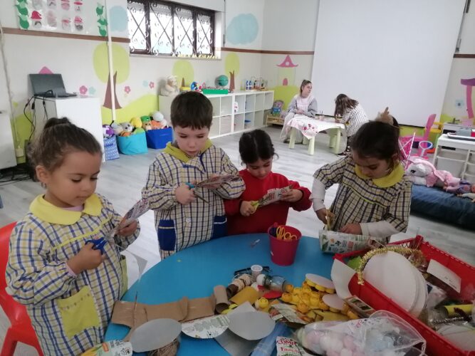 Colaboração das crianças na elaboração de enfeites para a árvore.