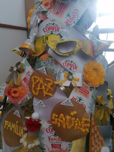 Foto de uma parte da árvore onde é visível a utilização a utilização de embalagens da Compal, e os símbolos Tetra Pak.