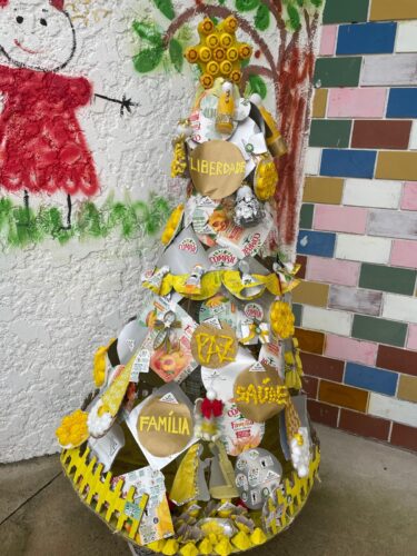 Árvore completa no espaço escolhido, entrada do Jardim de Infância para ficar vísivel à comunidade educativa.