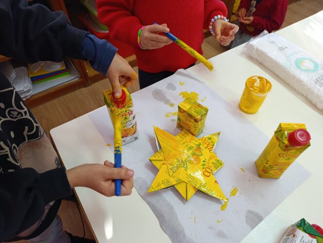 Desenvolvimento - Os alunos colaboram ativamente no desenvolvimento do projeto, nomeadamente na técnica da pintura das diferentes peças.