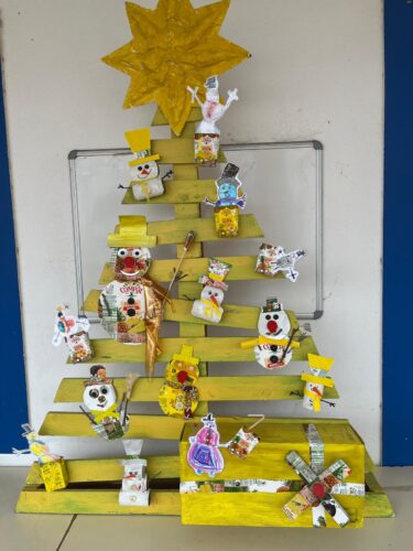 No coração do Jardim de Infância, nasce a nossa Árvore de Natal Amarela, símbolo de criatividade, reutilização e educação ambiental, envolvendo as crianças num Natal mais consciente e sustentável. ✨