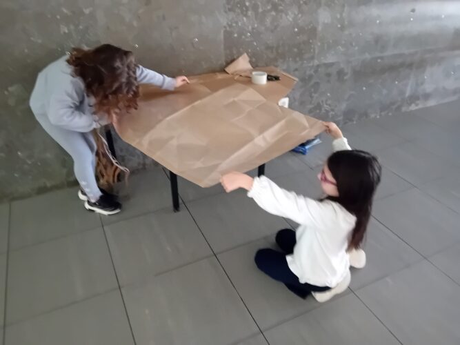 Montagem do suporte de base da árvore de Natal.