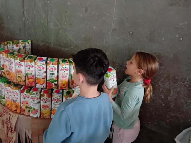 Início da montagem da árvore de Natal através da utilização de embalagens Compal com os símbolos da Tetra Pak.