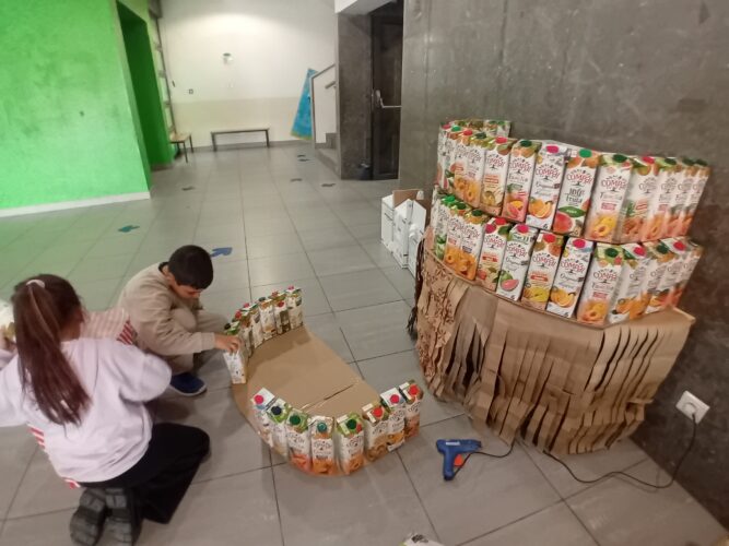 Continuação da montagem da árvore de Natal.