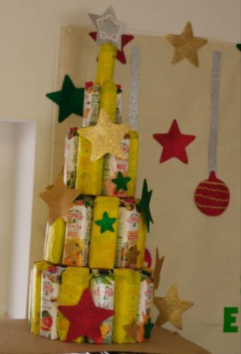 A Árvore de Natal terminada a decorar a entrada a nossa Escola.