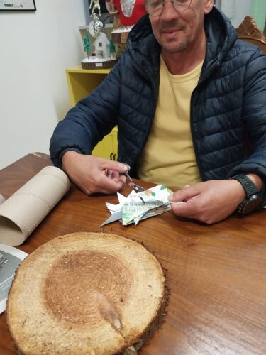 Recorte e colagem das embalagens da Compal.