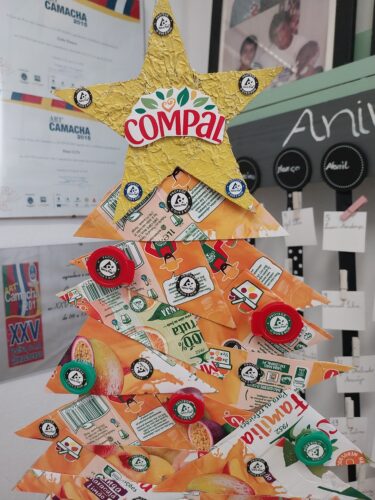 Parte da árvore amarela com os símbolos Tetrapak e Compal.