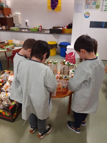 Separação das embalagens com as crianças a ajudarem e início da construção da árvore.