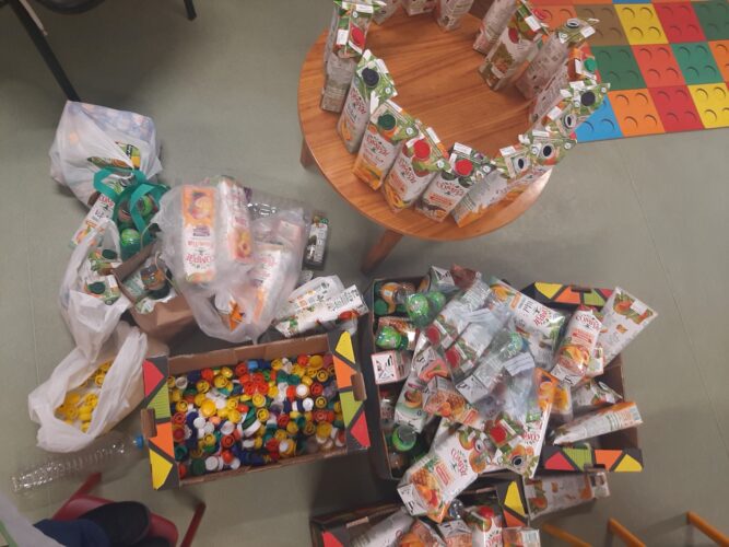 A mesa da "Área da Casinha" foi a medida escolhida para o diâmetro da base da árvore de natal.