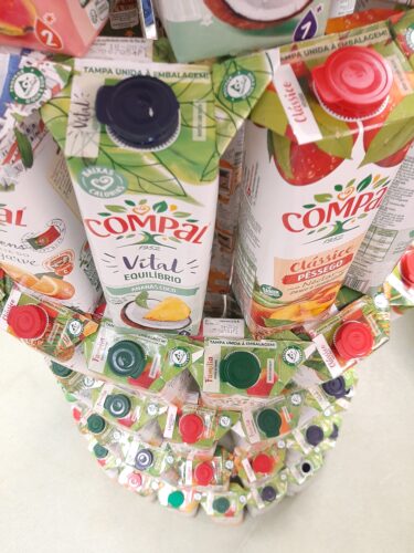 As embalagens foram coladas estrategicamente, para que ficassem visíveis os símbolos Tetra Pak e Compal.
