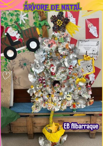 Árvore de Natal sustentável, feita com materiais reciclados, refletindo o compromisso da Escola / Comunidade Educativa com a educação ambiental e o cuidado com o Planeta.